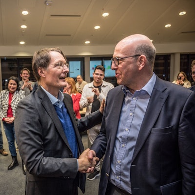 Faire Gratulation nach dem Sieg: Siegmar Heß (r.) hatte es Karl Lauterbach nicht leicht gemacht.