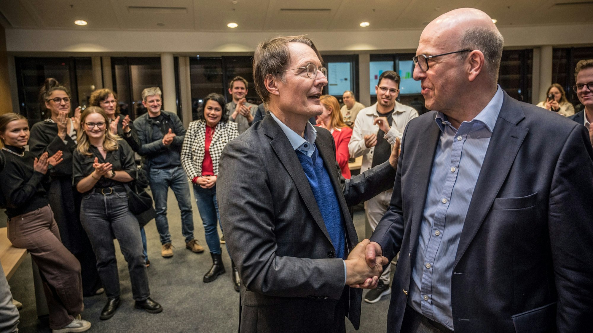 Faire Gratulation nach dem Sieg: Siegmar Heß (r.) hatte es Karl Lauterbach nicht leicht gemacht.