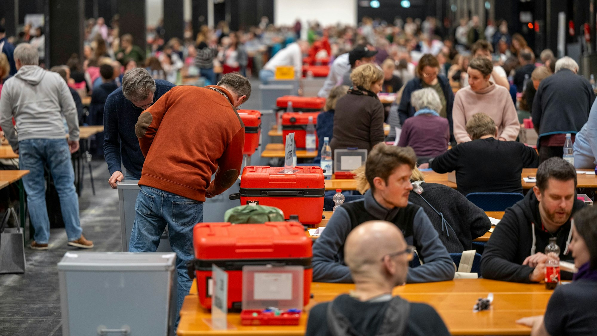 Im Briefwahlzentrum der Stadt Köln war eine Menge los.