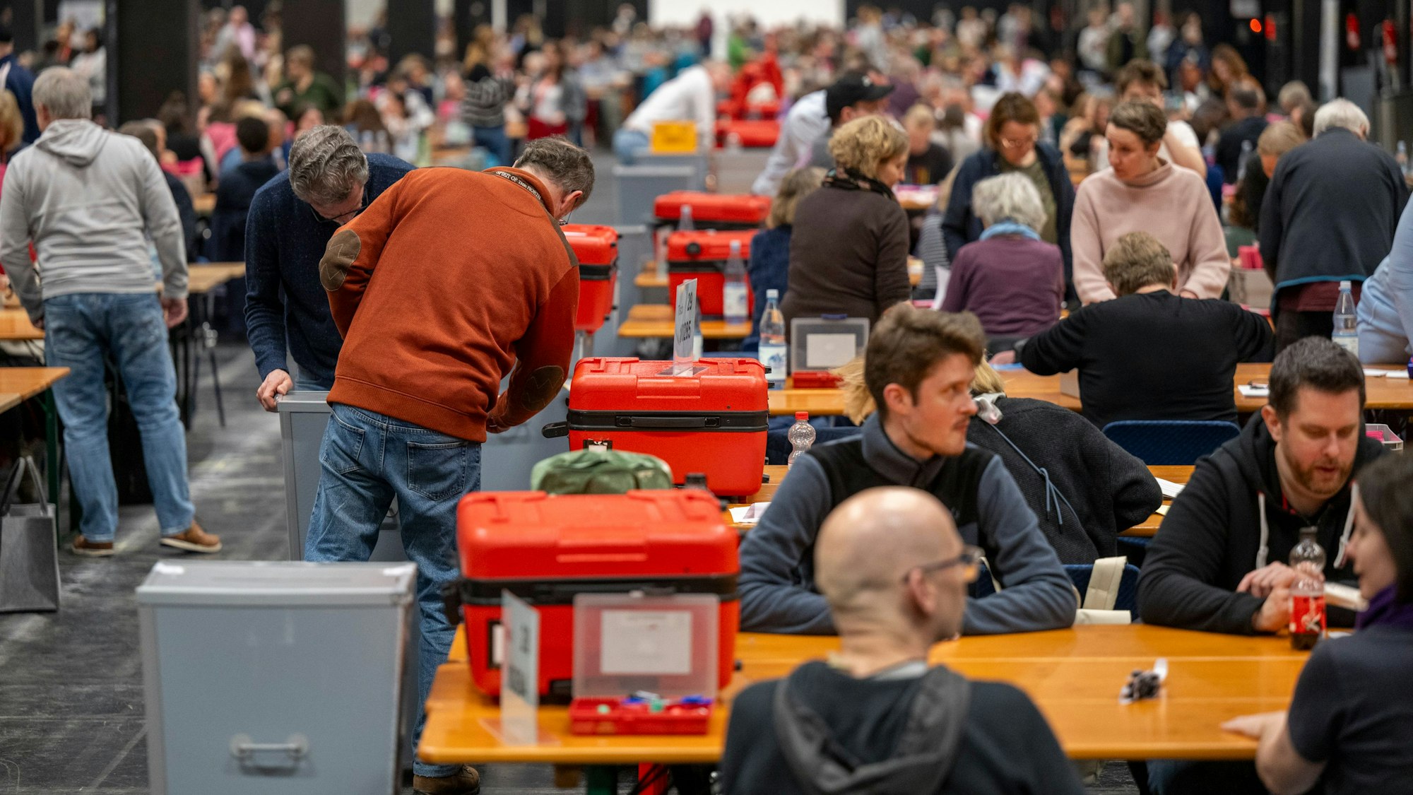 Das Briefwahlzentrum der Stadt Köln befindet sich erneut in der Kölnmesse. Hier werden ab 18 Uhr abertausende Stimmzettel aus der Briefwahl zur Bundestagswahl 2025 ausgezählt und sortiert.