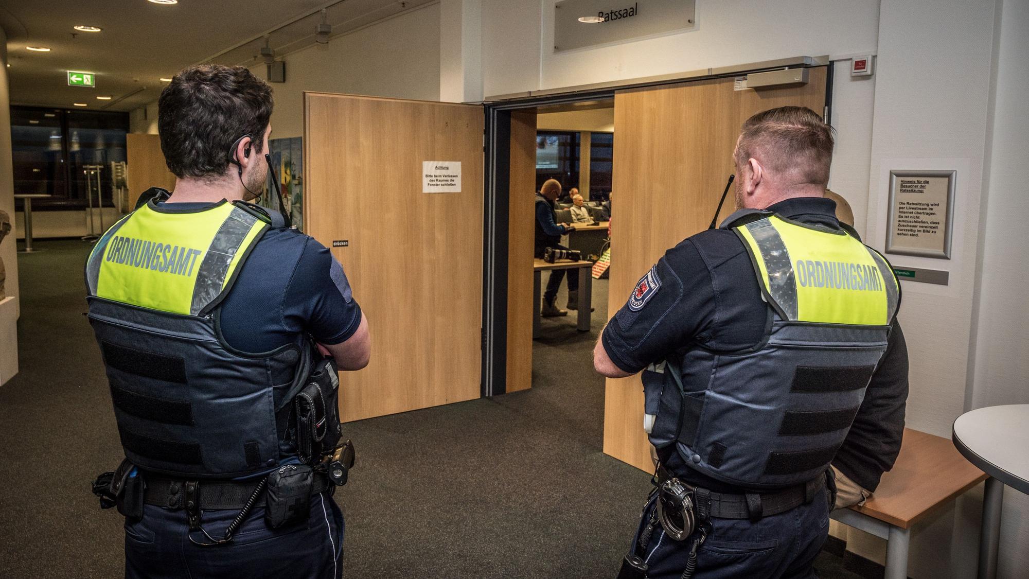 Zwei Ordnungsamtsmitarbeiter vor dem Leverkusener Ratssaal.