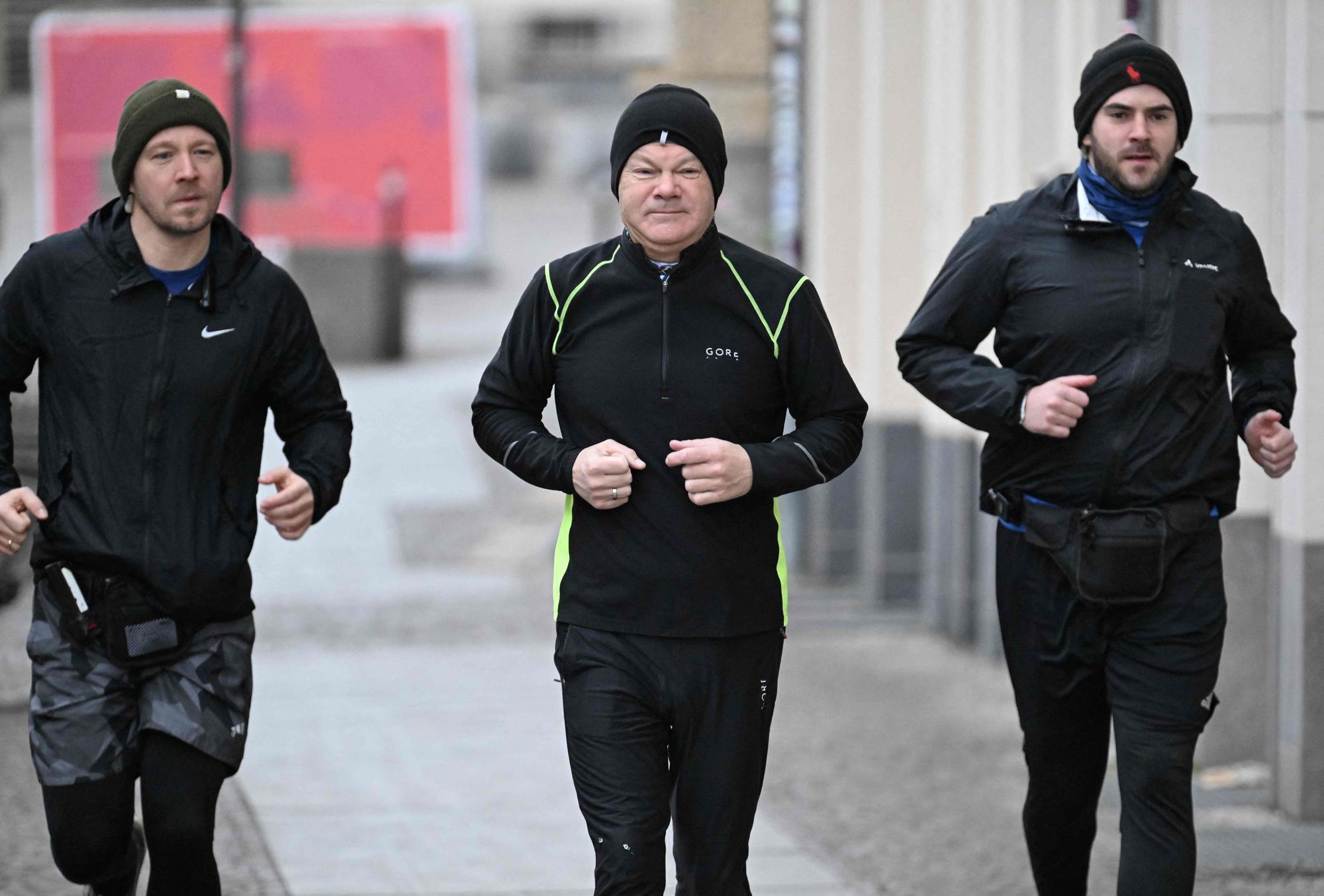 Bundeskanzler Olaf Scholz ging am Morgen der Bundestagswahl joggen. Seine Bodyguards mussten natürlich mit.