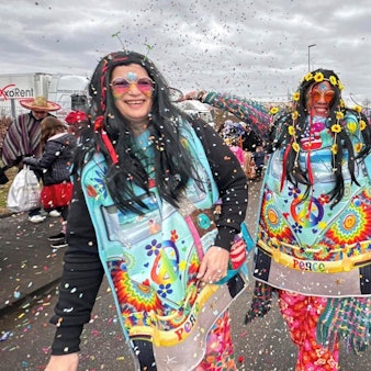 Zu sehen sind Jecke beim Umzug in Brühl-Ost.