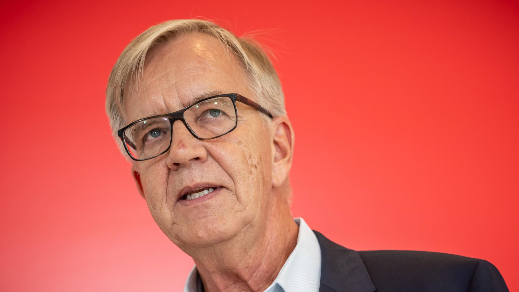 Dietmar Bartsch, Fraktionsvorsitzender der Partei Die Linke, hofft zusammen mit Gregor Gysi und Bodo Ramelow auf ein Direktmandat bei der Bundestagswahl, um mit seiner Partei ins Parlament einzuziehen.