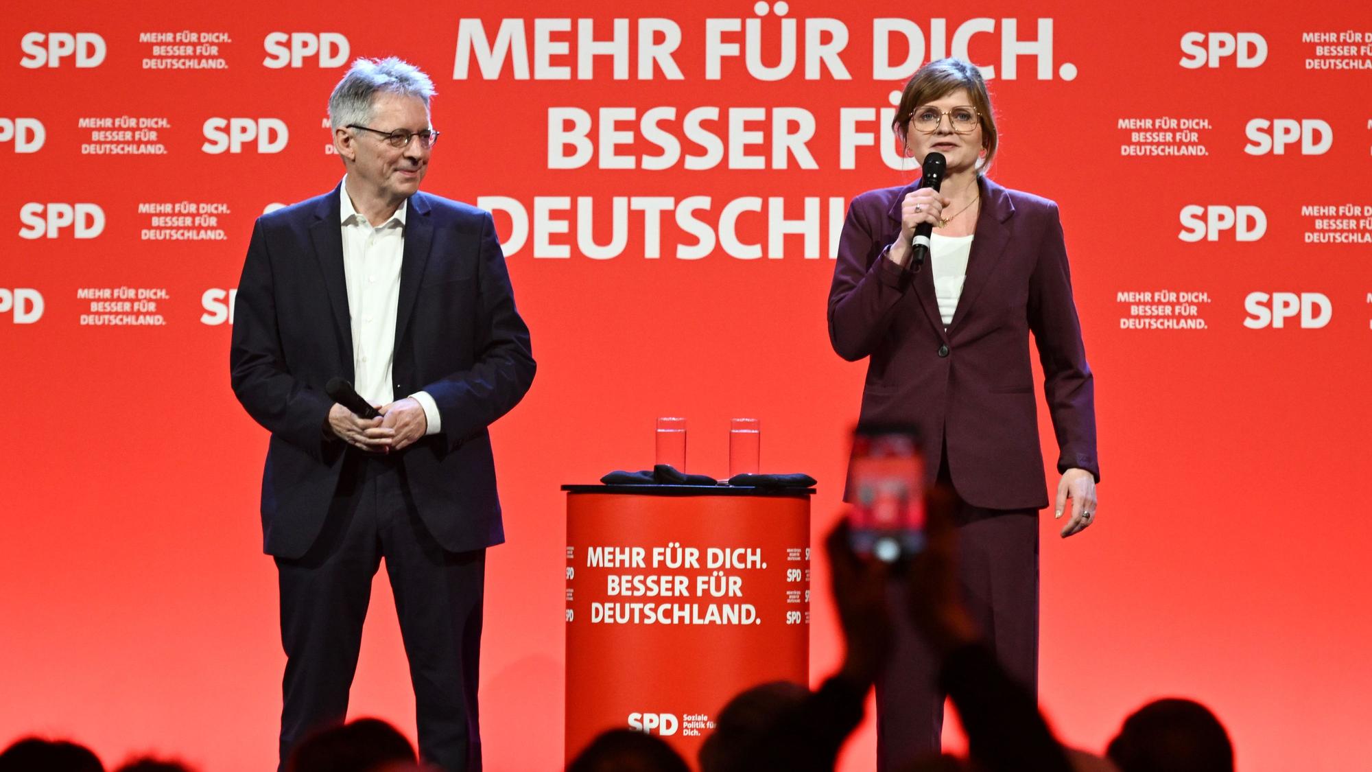 21.02.2025, Nordrhein-Westfalen, Dortmund: Achim Post, Co-Vorsitzender der SPD Nordrhein-Westfalen, und Sarah Philipp, Co-Vorsitzende der SPD Nordrhein-Westfalen, stehen beim Wahlkampfabschluss der SPD in der Westfalenhallen auf der Bühne. Foto: Fabian Strauch/dpa +++ dpa-Bildfunk +++
