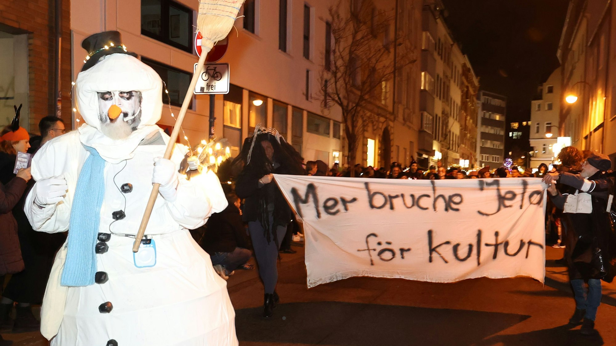 22.02.2025
Köln:
Die Teilnehmendem beim alternativen Karnevalszug „Geisterzug“ demonstrieren unter dem Motto „Mer bruche Jeld för Kultur, do sin mer Jeister stur“ gegen die zunehmenden Kürzungen im Kulturbereich. Der Zug zieht seit 1991 in nahezu jedem Jahr durch wechselnde Kölner Stadtteile.
Foto: Martina Goyert