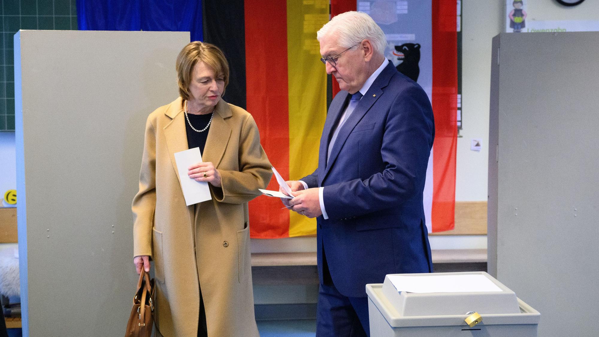 Gemeinsam mit Steinmeier gab auch dessen Ehefrau, Elke Büdenbender, ihre Stimme im selben Wahllokal ab.