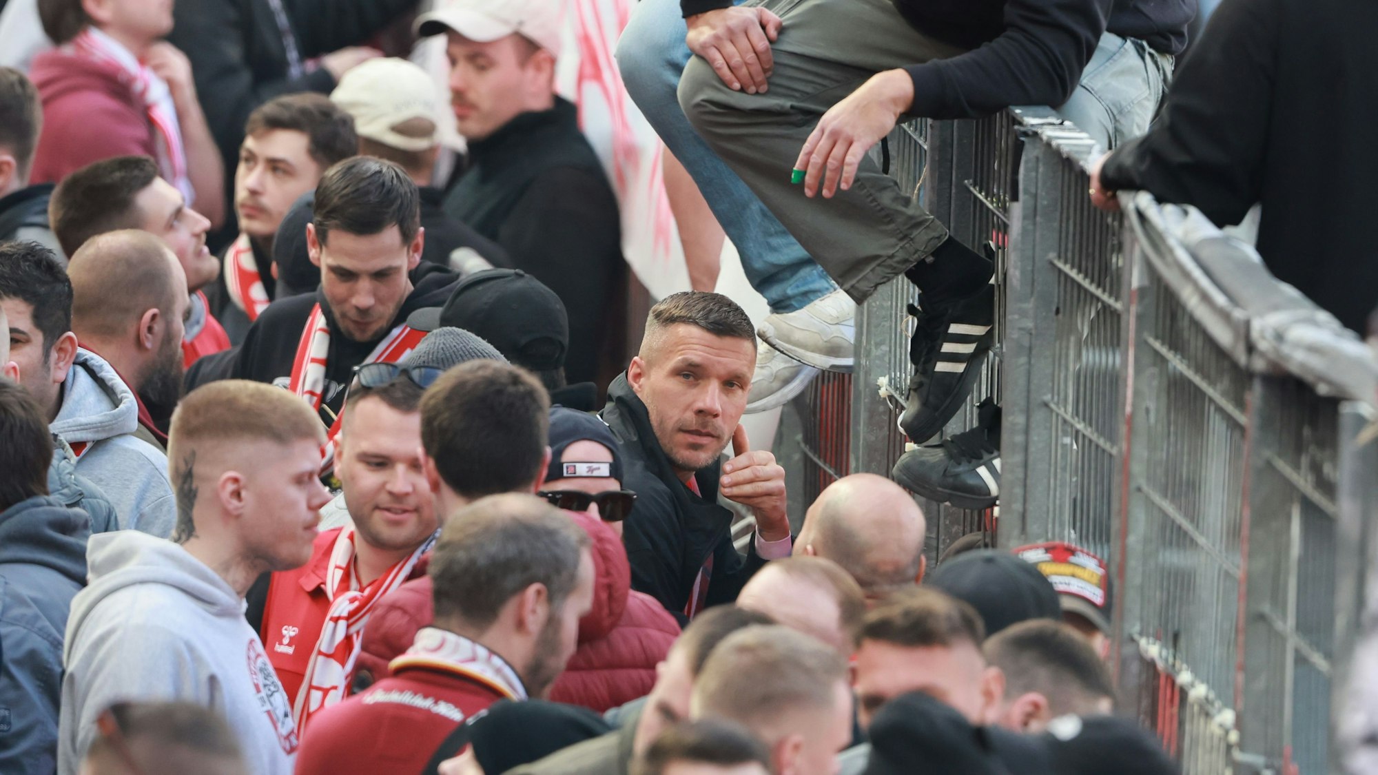 Lukas Podolski war beim Rheinderby gegen Düsseldorf im Stadion.