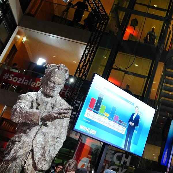 Die ersten Hochrechnungen sind auf einem Bildschirm während der SPD-Wahlparty im Willy-Brandt-Haus zu sehen