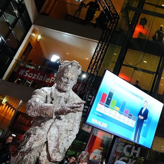 Die ersten Hochrechnungen sind auf einem Bildschirm während der SPD-Wahlparty im Willy-Brandt-Haus zu sehen