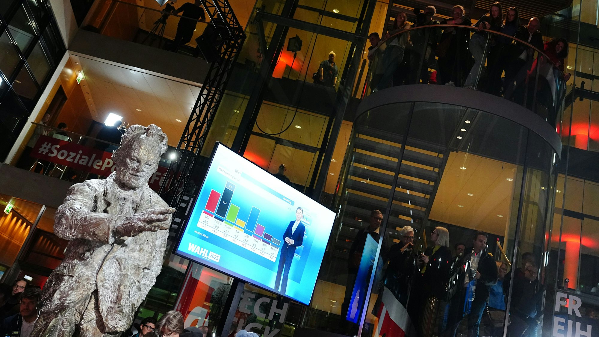 Die ersten Hochrechnungen sind auf einem Bildschirm während der SPD-Wahlparty im Willy-Brandt-Haus zu sehen