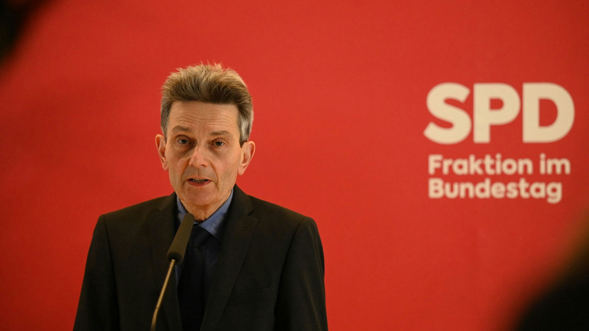 Rolf Mützenich, SPD-Fraktionsvorsitzender, spricht vor der Fraktionssitzung seine Bundestagsfraktion. (Archivbild)