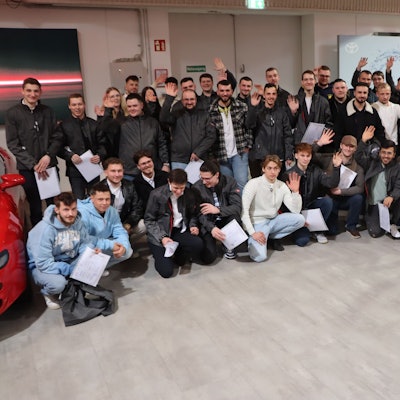 Das Foto zeigt die jungen Handwerker bei der Lossprechungsfeier mit ihren Urkunden.