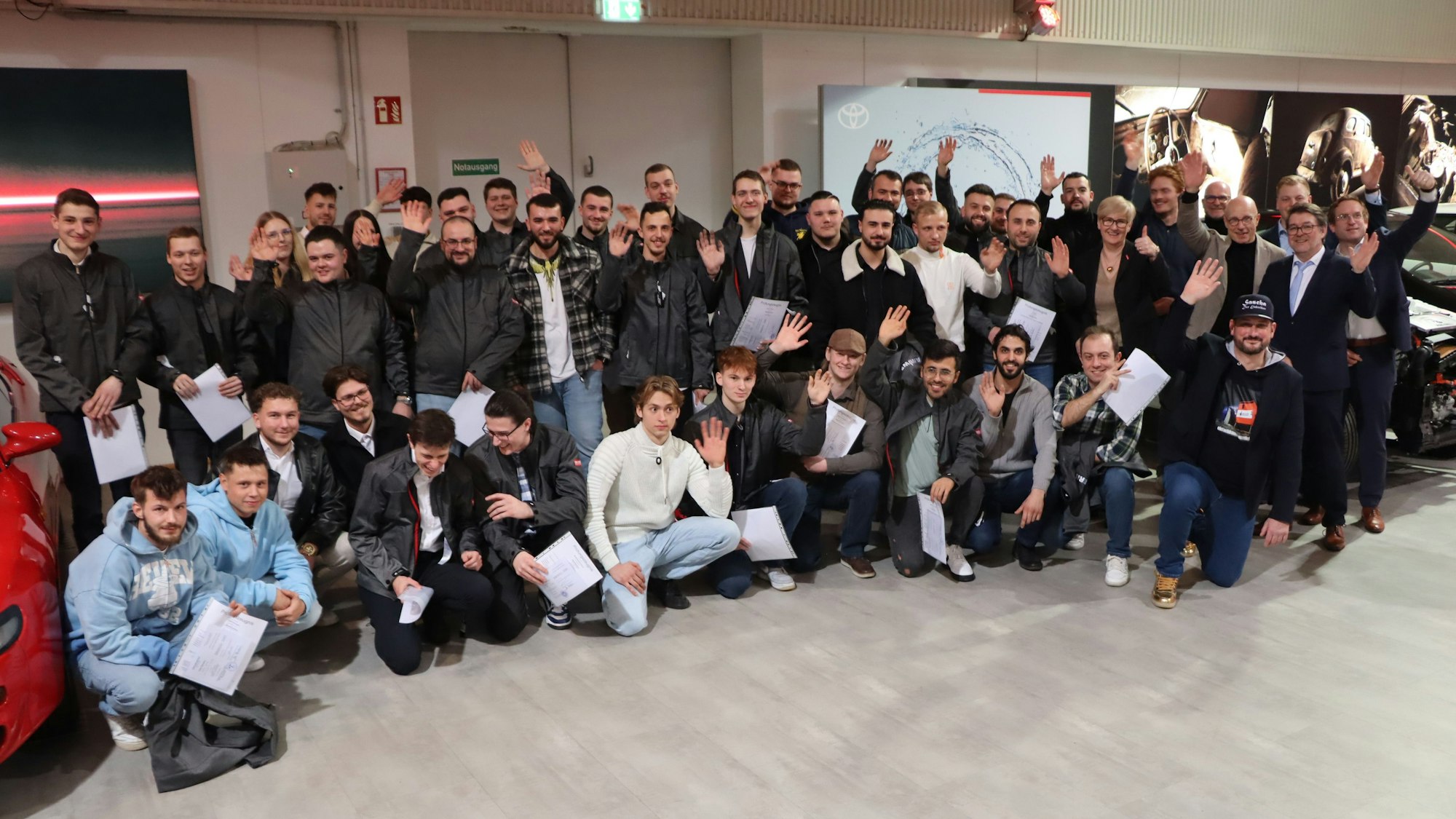 Das Foto zeigt die jungen Handwerker bei der Lossprechungsfeier mit ihren Urkunden.