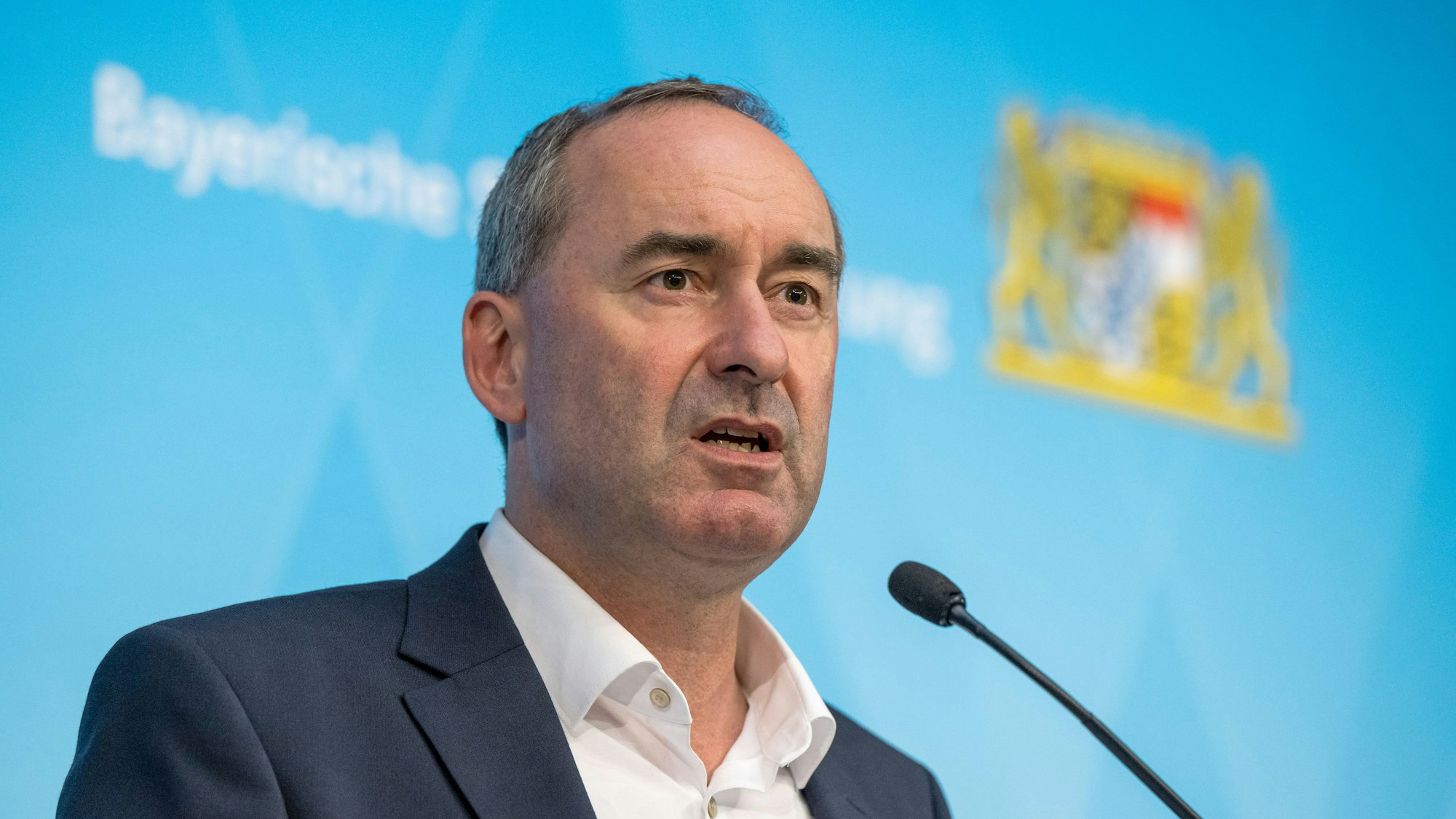 Hubert Aiwanger (Freie Wähler), Wirtschaftsminister von Bayern, nimmt nach einer Kabinettssitzung an einer Pressekonferenz teil.