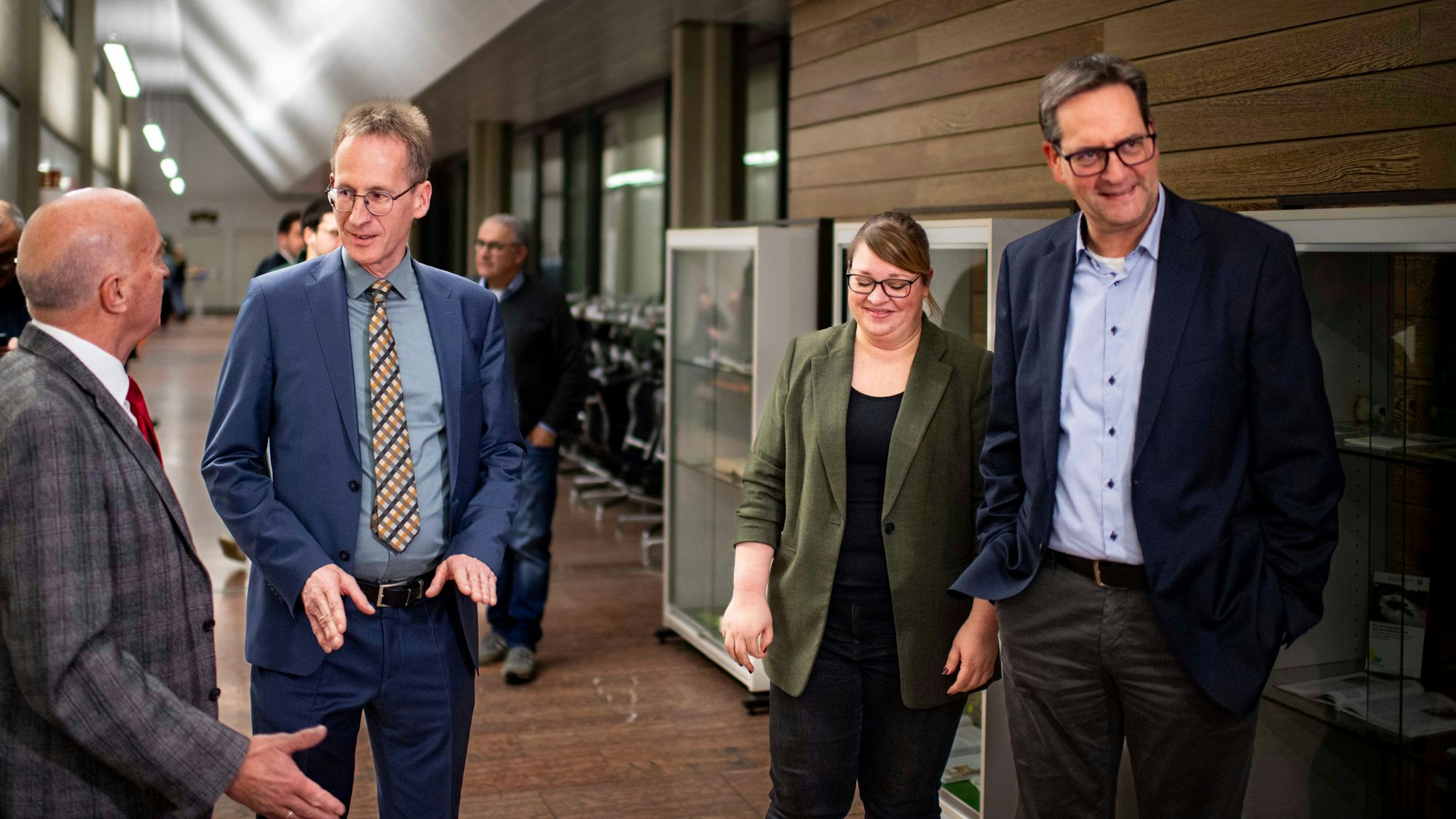 Das Bild zeigt die vier Politiker im Kreishaus nach der Wahl.