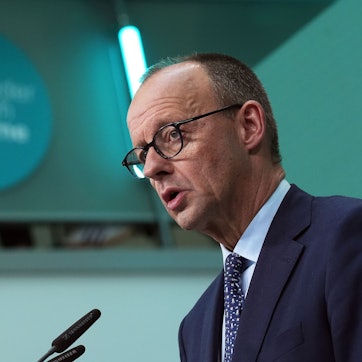 Friedrich Merz, CDU-Bundesvorsitzender und CDU/CSU-Fraktionsvorsitzender im Bundestag, spricht bei einer Pressekonferenz.