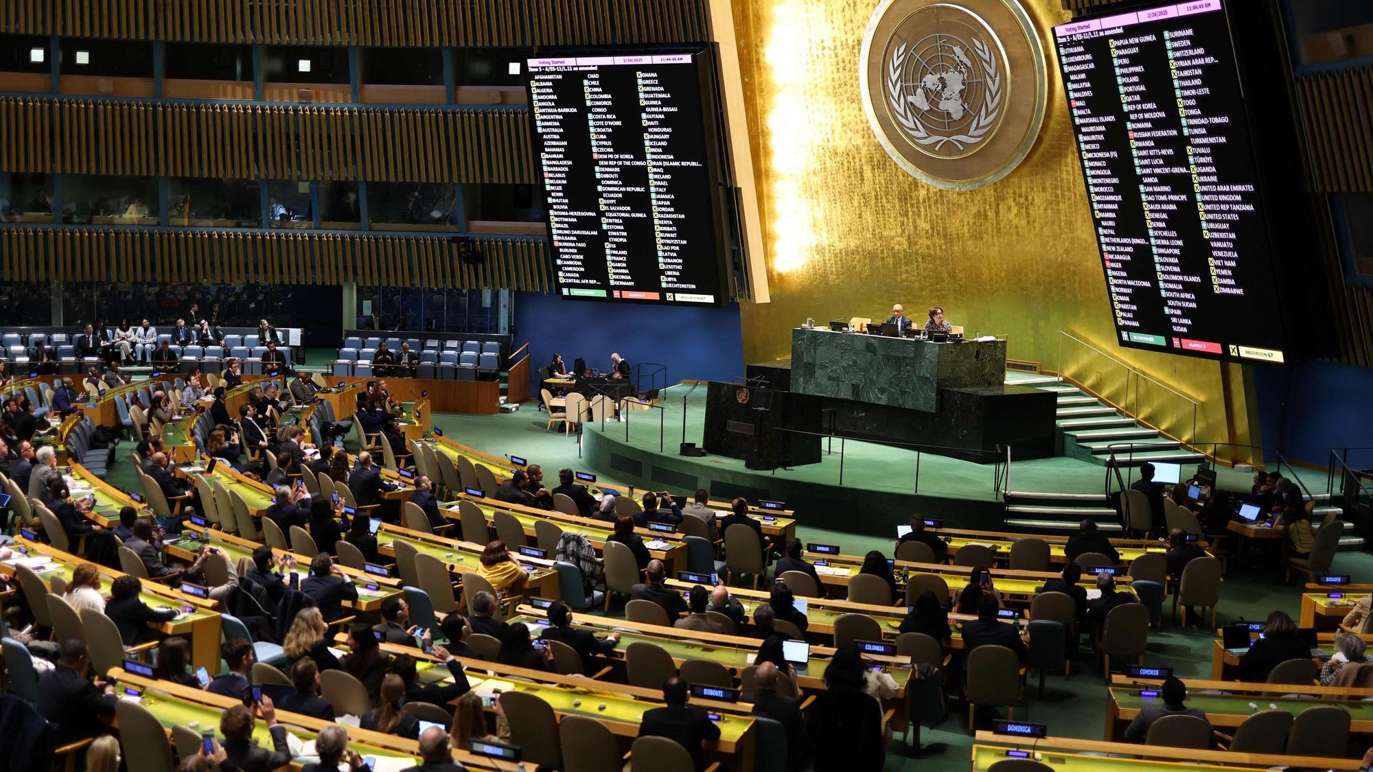 Die UN-Vollversammlung hat eine deutlich abgeänderte Resolution der US-Regierung von Präsident Donald Trump zum Ukraine-Krieg angenommen.