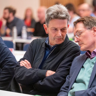 Dr. Rolf Mützenich und Minister Karl Lauterbach im Gespräch.