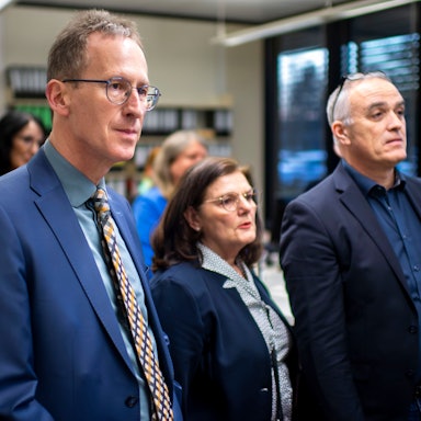 Das Bild zeigt Detlef Seif, der in Richtung eines Bildschirms schaut.