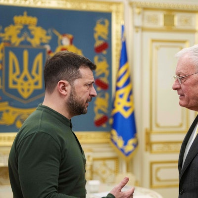 dpatopbilder - 20.02.2025, Ukraine, Kiew: Keith Kellogg (r), US-Sondergesandter für die Ukraine und Russland, und der ukrainische Präsident Wolodymyr Selenskyj unterhalten sich während ihres Treffens.