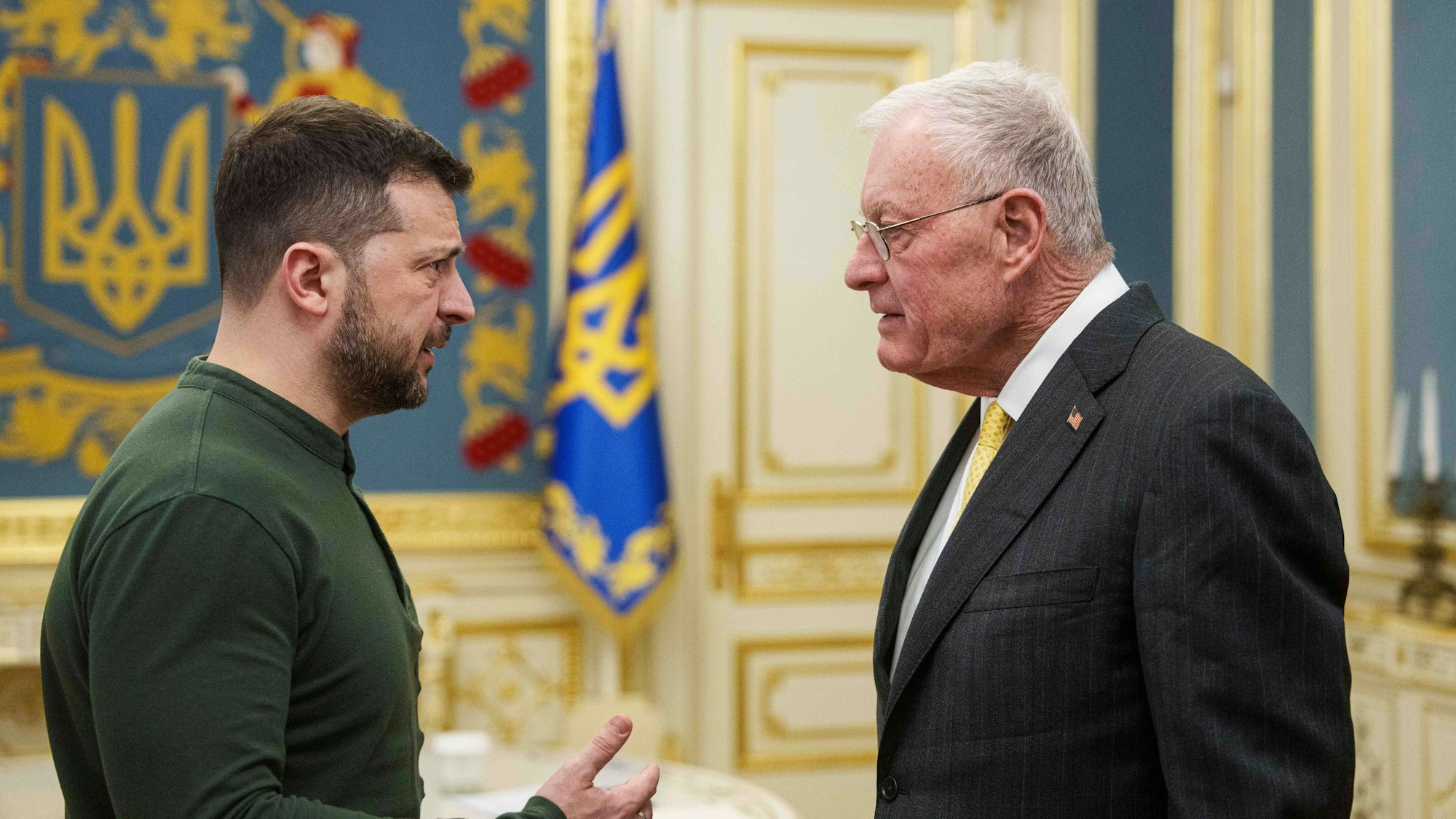 dpatopbilder - 20.02.2025, Ukraine, Kiew: Keith Kellogg (r), US-Sondergesandter für die Ukraine und Russland, und der ukrainische Präsident Wolodymyr Selenskyj unterhalten sich während ihres Treffens.