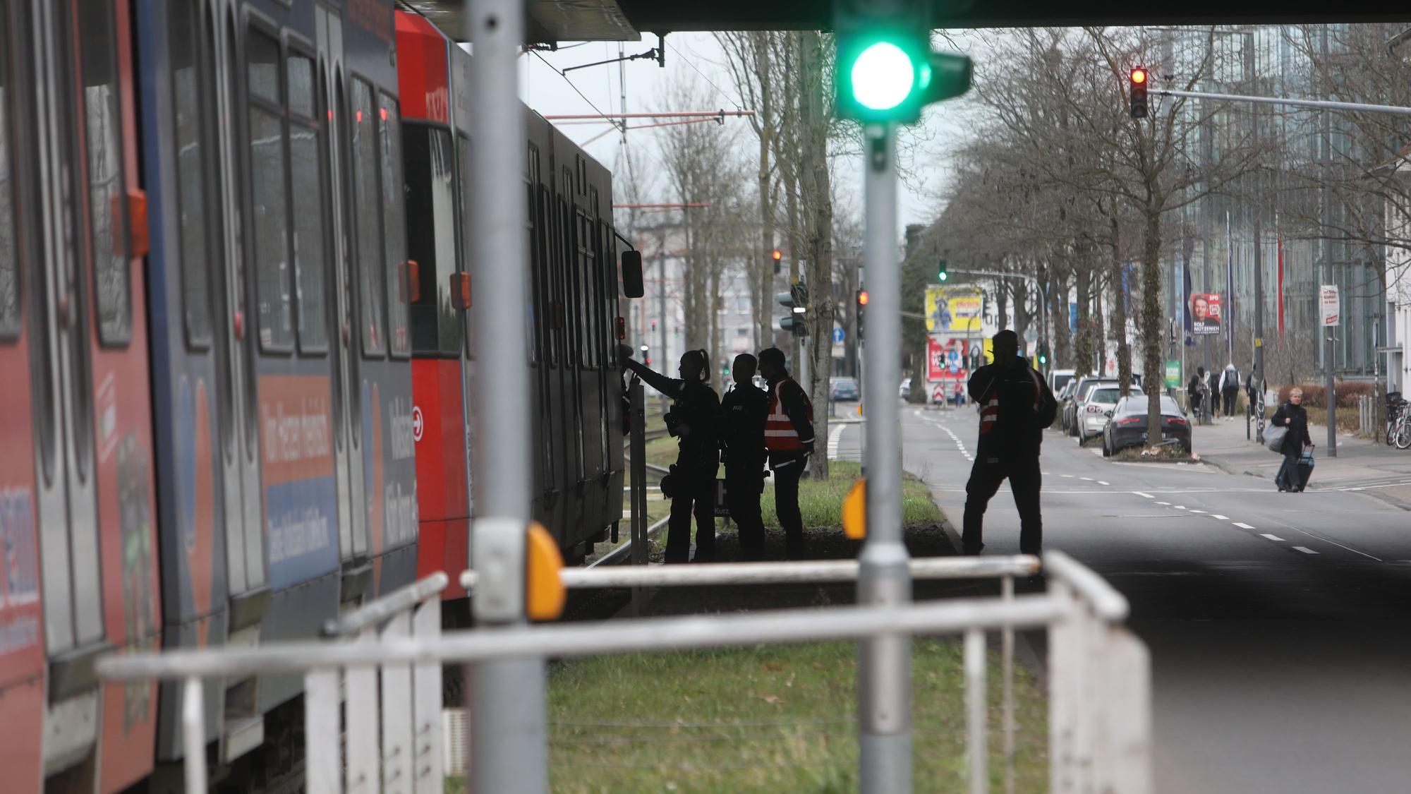 Die KVB-Linie 16 wurde nach dem schweren Unfall an der Amsterdamer Straße unterbrochen. Auch der Straßenverkehr wurde gesperrt.