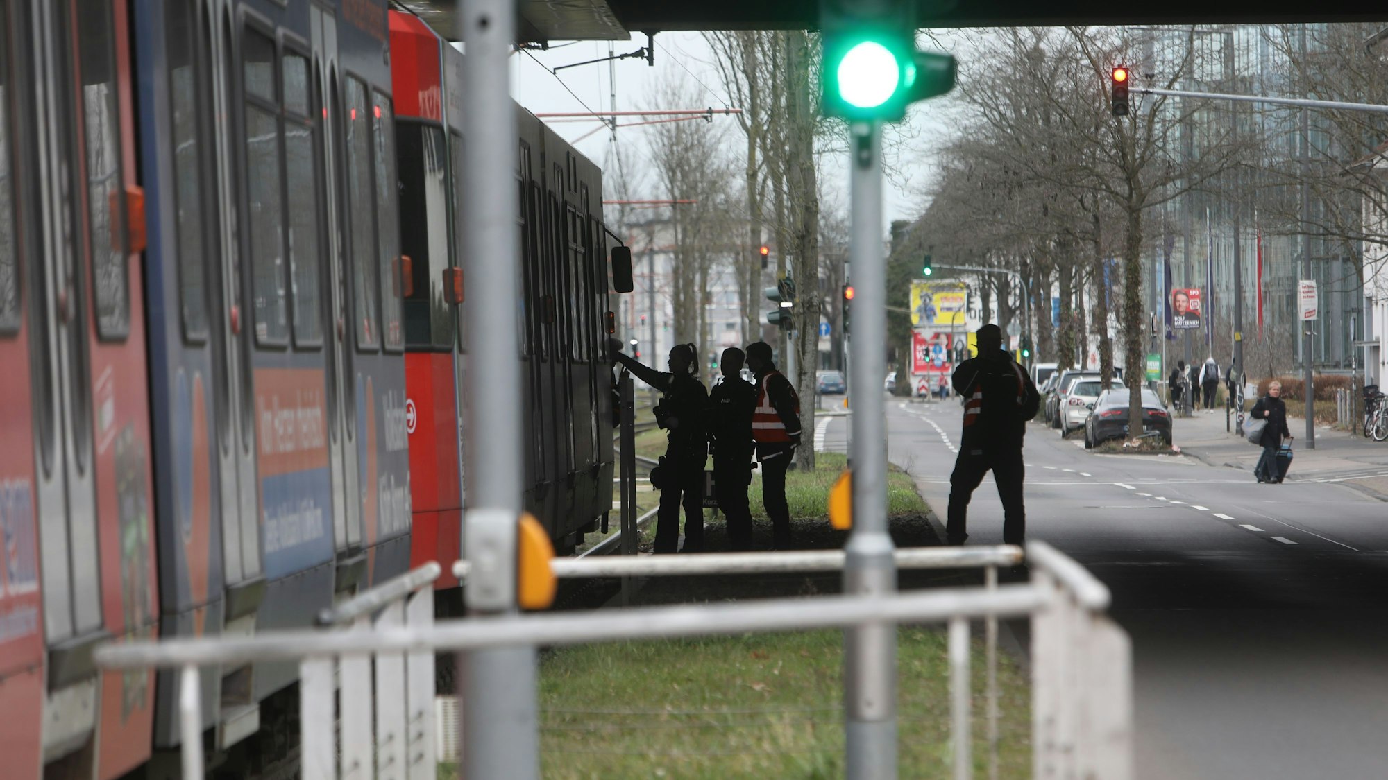 Die KVB-Linie 16 wurde nach dem schweren Unfall an der Amsterdamer Straße unterbrochen. Auch der Straßenverkehr wurde gesperrt.