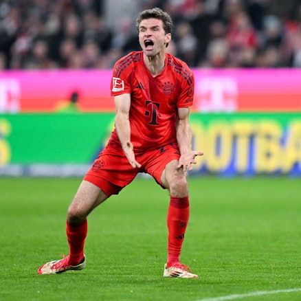 Thomas Müller von Bayern München gestikuliert auf dem Spielfeld.