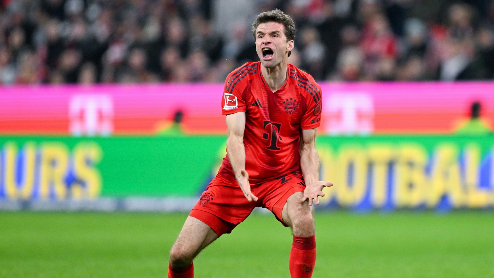 Thomas Müller von Bayern München gestikuliert auf dem Spielfeld.