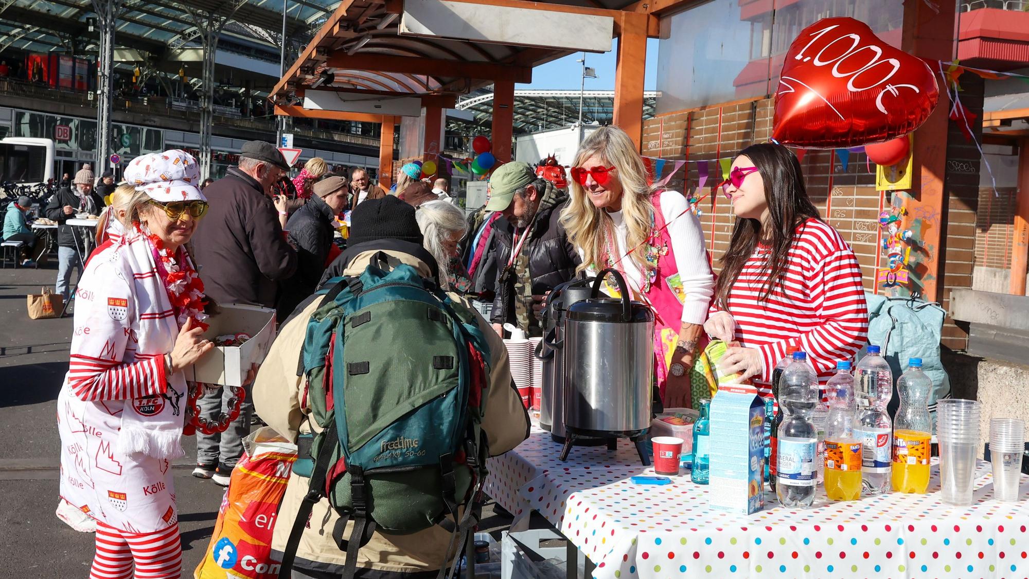 Der Verein Street Angels Cologne organisiert am Sonntag unter dem Motto„ Kölle Alaaf auch für die Schwächsten!“ eine Karnevalsverteilung für Obdachlose am Bushahnhof Breslauer Platz.