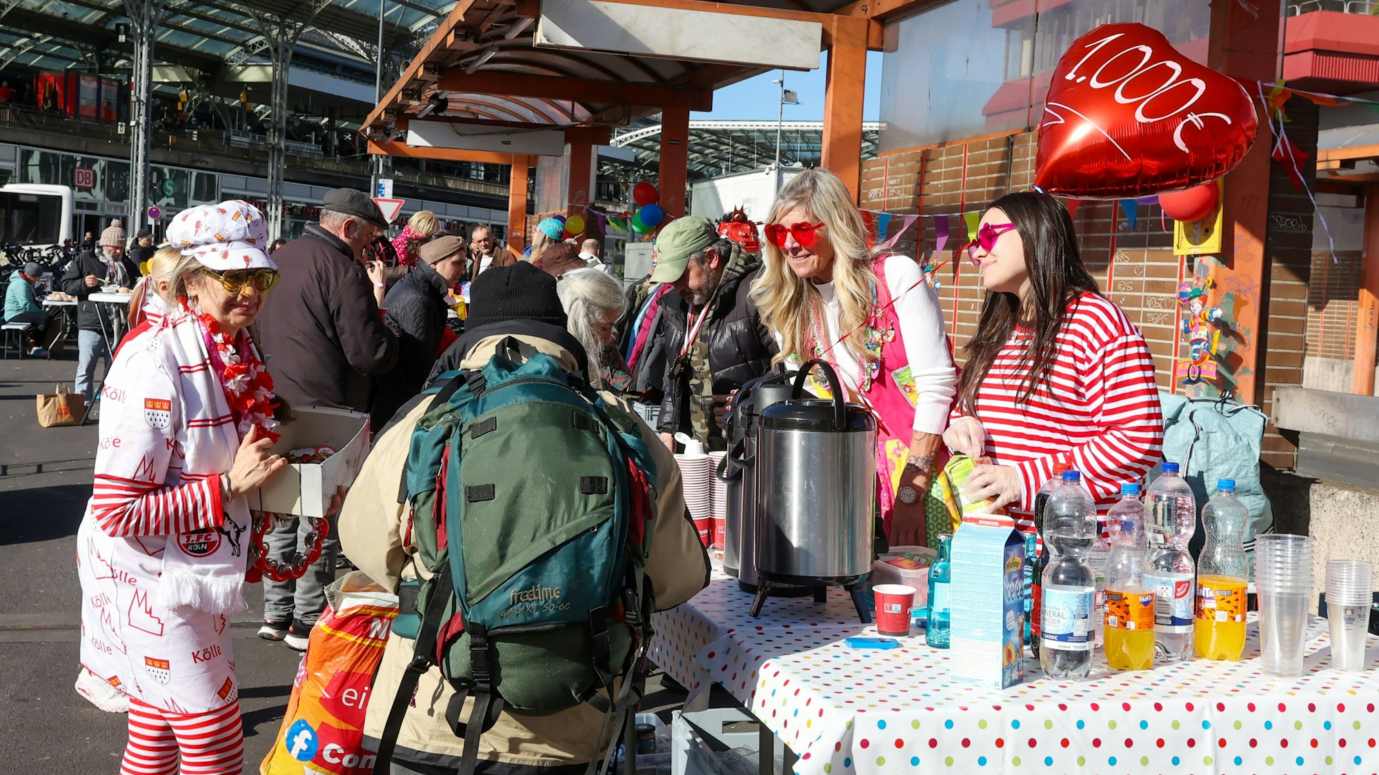 Der Verein Street Angels Cologne organisiert am Sonntag unter dem Motto„ Kölle Alaaf auch für die Schwächsten!“ eine Karnevalsverteilung für Obdachlose am Bushahnhof Breslauer Platz.
