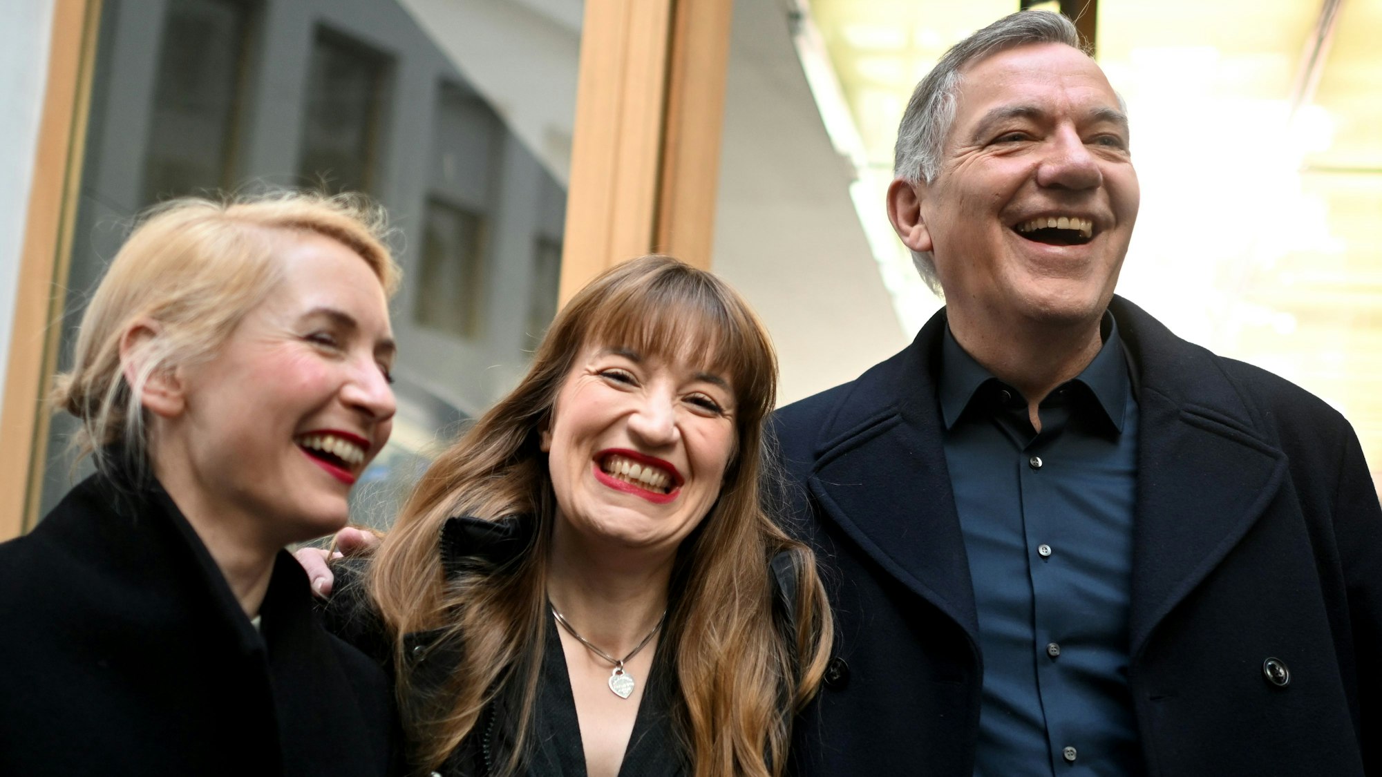 Die Stimmung ist prächtig bei der Linken: Heidi Reichinnek (M), Spitzenkandidatin Die Linke, Jan van Aken, Spitzenkandidat und Parteivorsitzender, und Ines Schwerdtner (l), Parteivorsitzende, kommen im Haus der Bundespressekonferenz an.