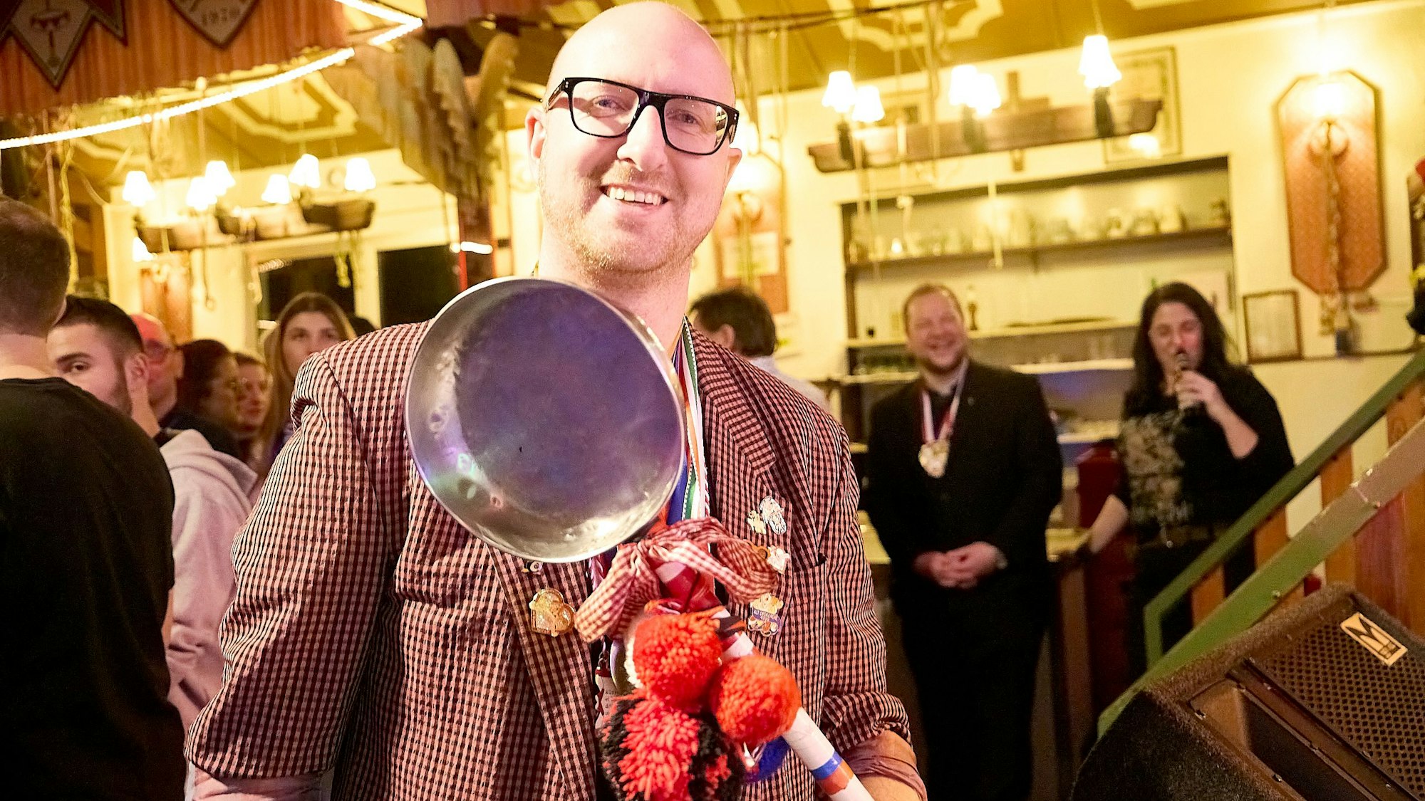 Schleidens Bürgermeister Ingo Pfennings mit einer alten Bratpfanne.