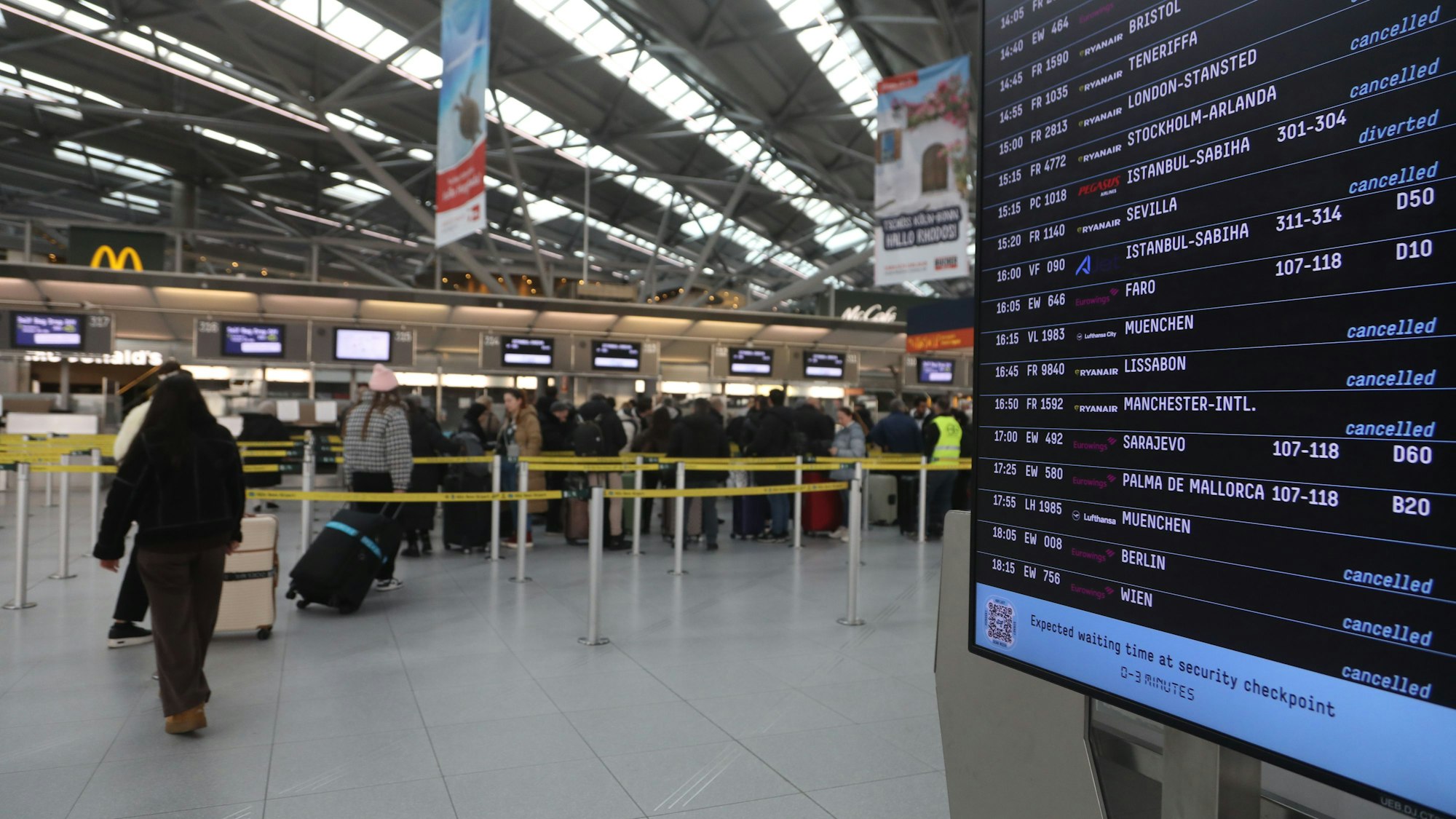 Am Montag müssen sich Passagiere an den Flughäfen Düsseldorf und Köln/Bonn auf Flugausfälle einstellen. Verdi hat Beschäftigte zu Warnstreiks aufgerufen.