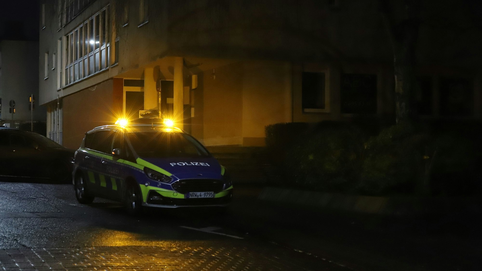 Ein Einsatzwagen vor einem Wohnhaus (Symbolfoto).