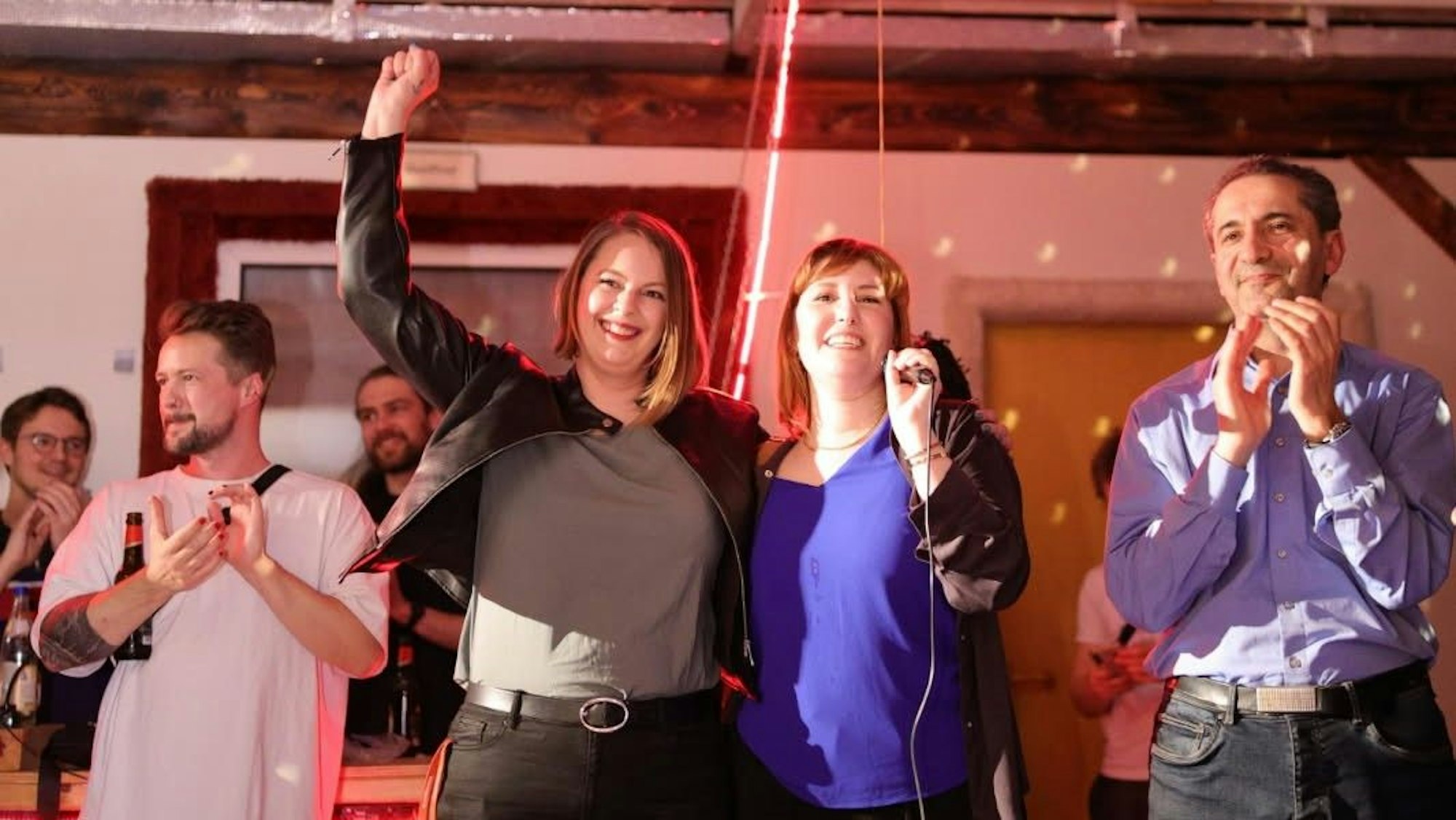 Direktkandidatinnen Lea Reisner und Nadine Mai feiern am Wahlabend den Erfolg der Linken auf Bundesebene und in Köln.