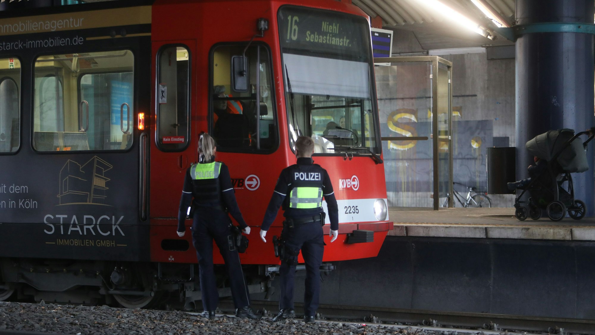 24.02.2025, Köln: Zu einem schweren Unfall mit Personenschaden ist es am Montagmorgen an der KVB Haltestelle Amsterdamer Straße in Niehl gekommen. Ersten Erkenntnissen zufolge wurde eine Person auf der von einer Stadtbahn erfasst. Foto: Arton Krasniqi