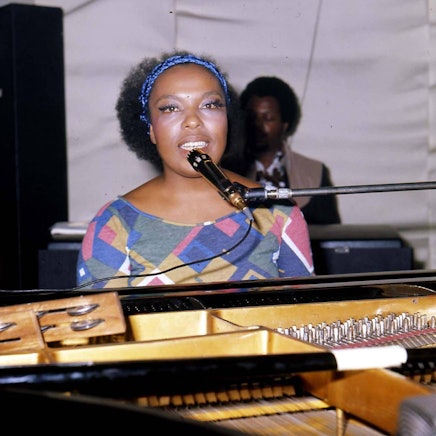 Soul-Sängerin Roberta Flack am Piano.