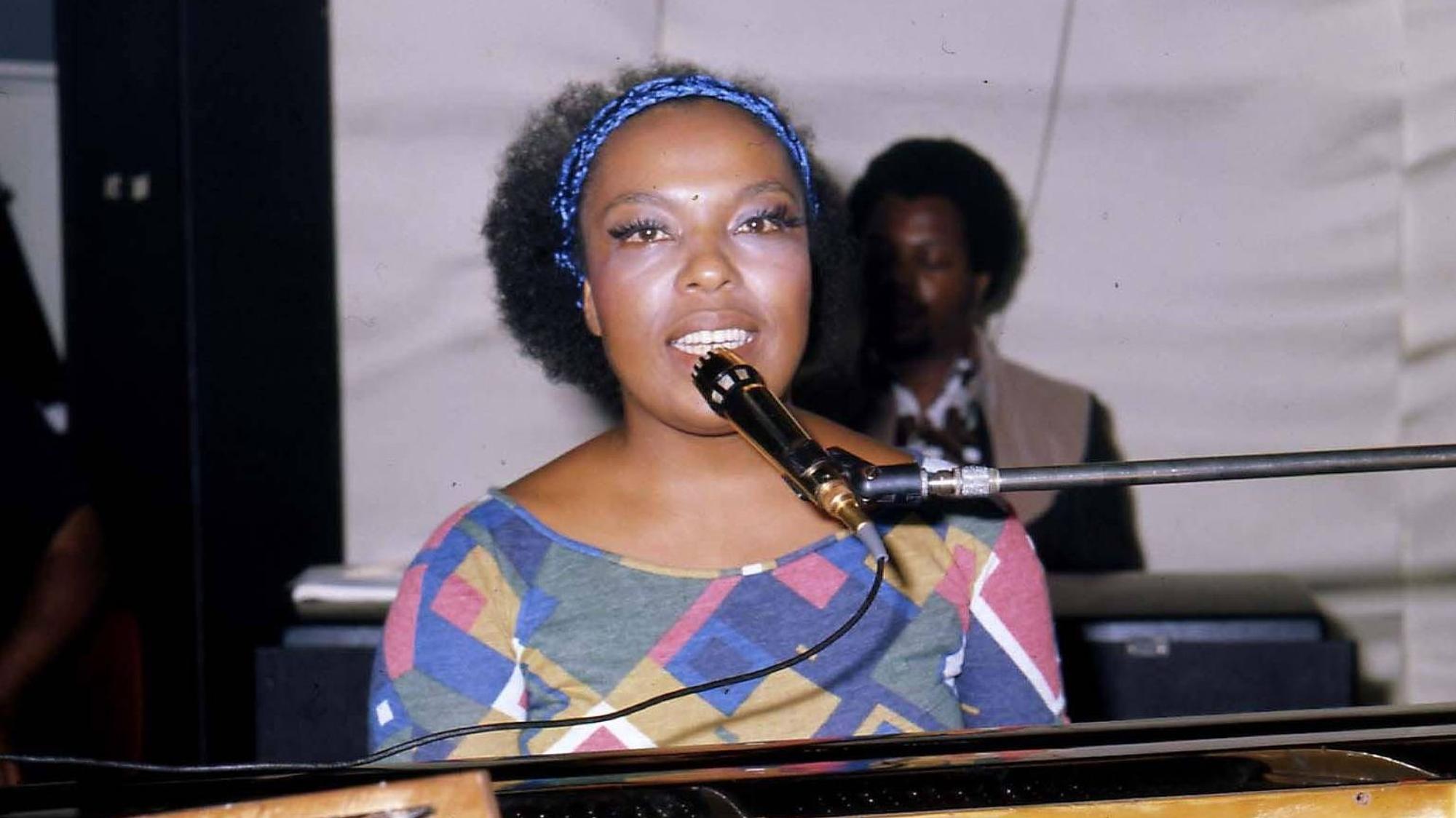 Soul-Sängerin Roberta Flack am Piano.