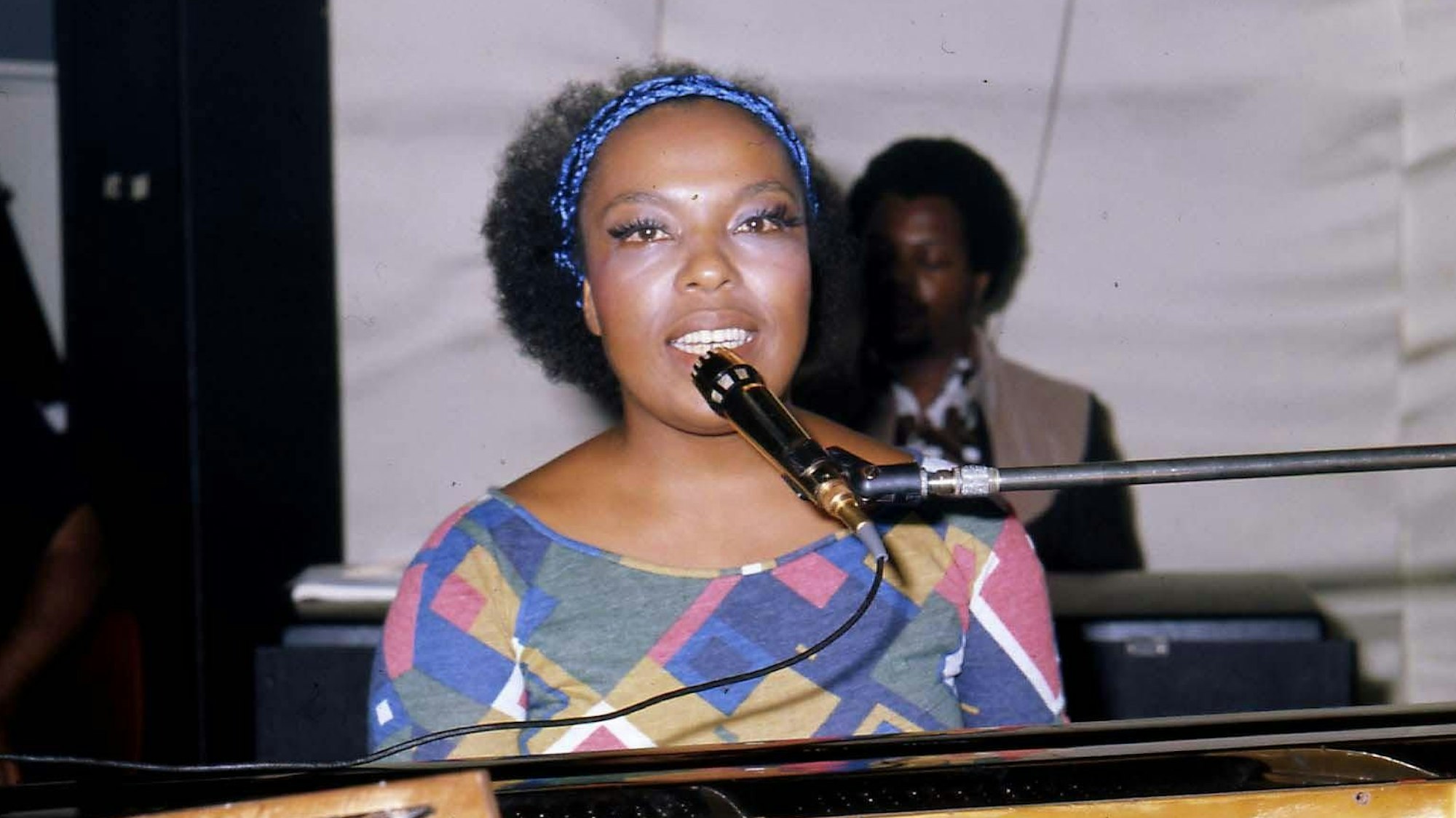 Soul-Sängerin Roberta Flack am Piano.