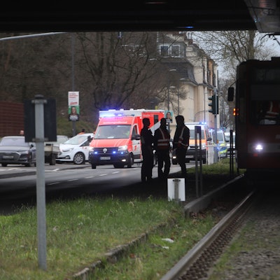 Die Person wurde in Höhe der Haltestelle Amsterdamer Straße von einer Stadtbahn erfasst.
