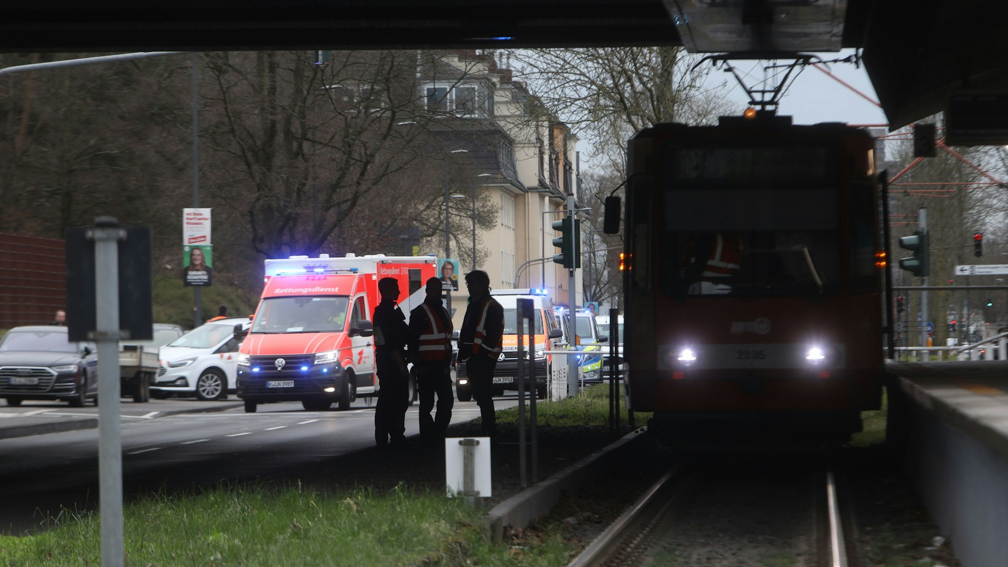Die Person wurde in Höhe der Haltestelle Amsterdamer Straße von einer Stadtbahn erfasst.