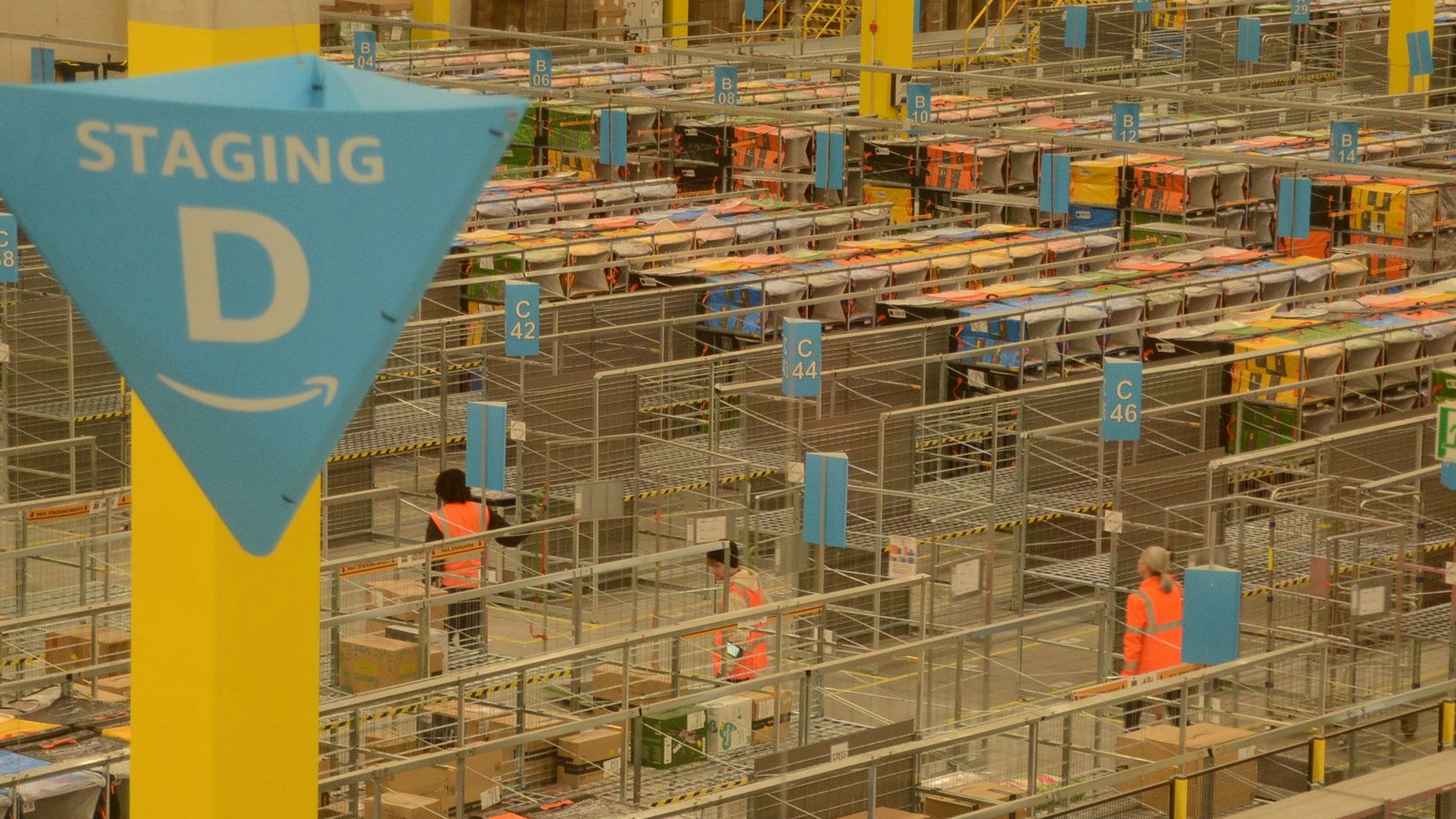 Amazon-Verteilzentrum in Troisdorf, "letzte Meile" im Netzwerk von Amazon,  an 9 Toren kommen zwischen 2 und 9 Uhr die Lkw an, zehn bis 15 fahrzeuge pro Schicht. Dafür arbeiten am Zündorfer Weg je Schicht etwa 70 Beschäftigte.