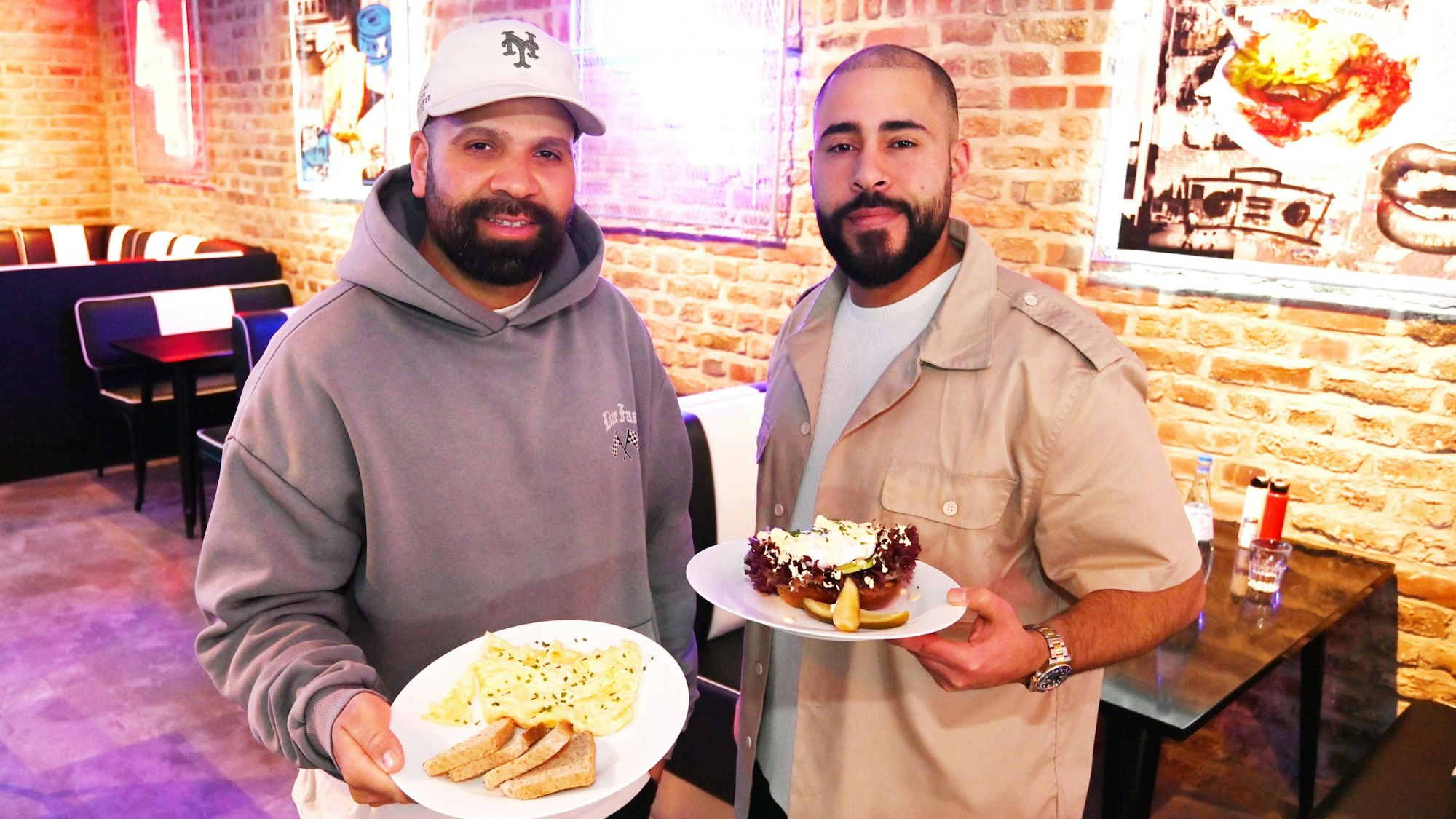 Hamza Haimami (li.) und Anis Cherif von „Breakfast City“ an der Aachener Straße 2.