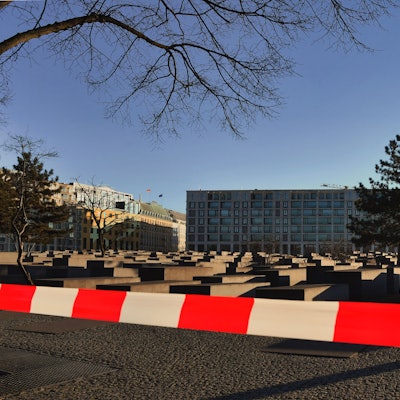 Nach dem Angriff am Holocaust-Denkmal in Berlin ist der Bereich noch abgesperrt.