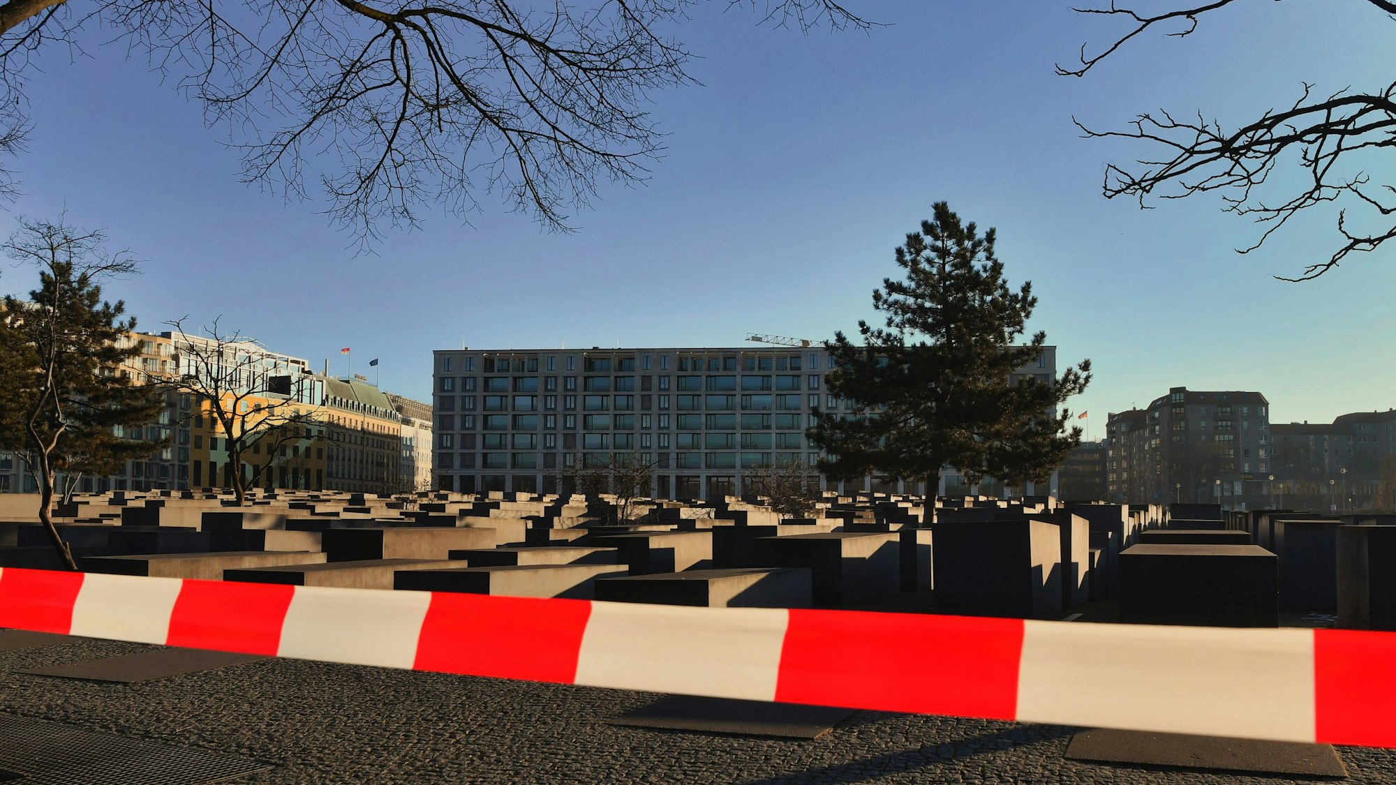 Nach dem Angriff am Holocaust-Denkmal in Berlin ist der Bereich noch abgesperrt.