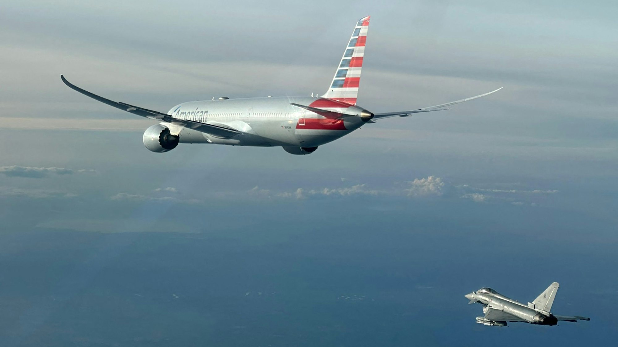Ein Eurofighter der italienischen Luftwaffe begleitet eine Boeing 787 von American Airlines.