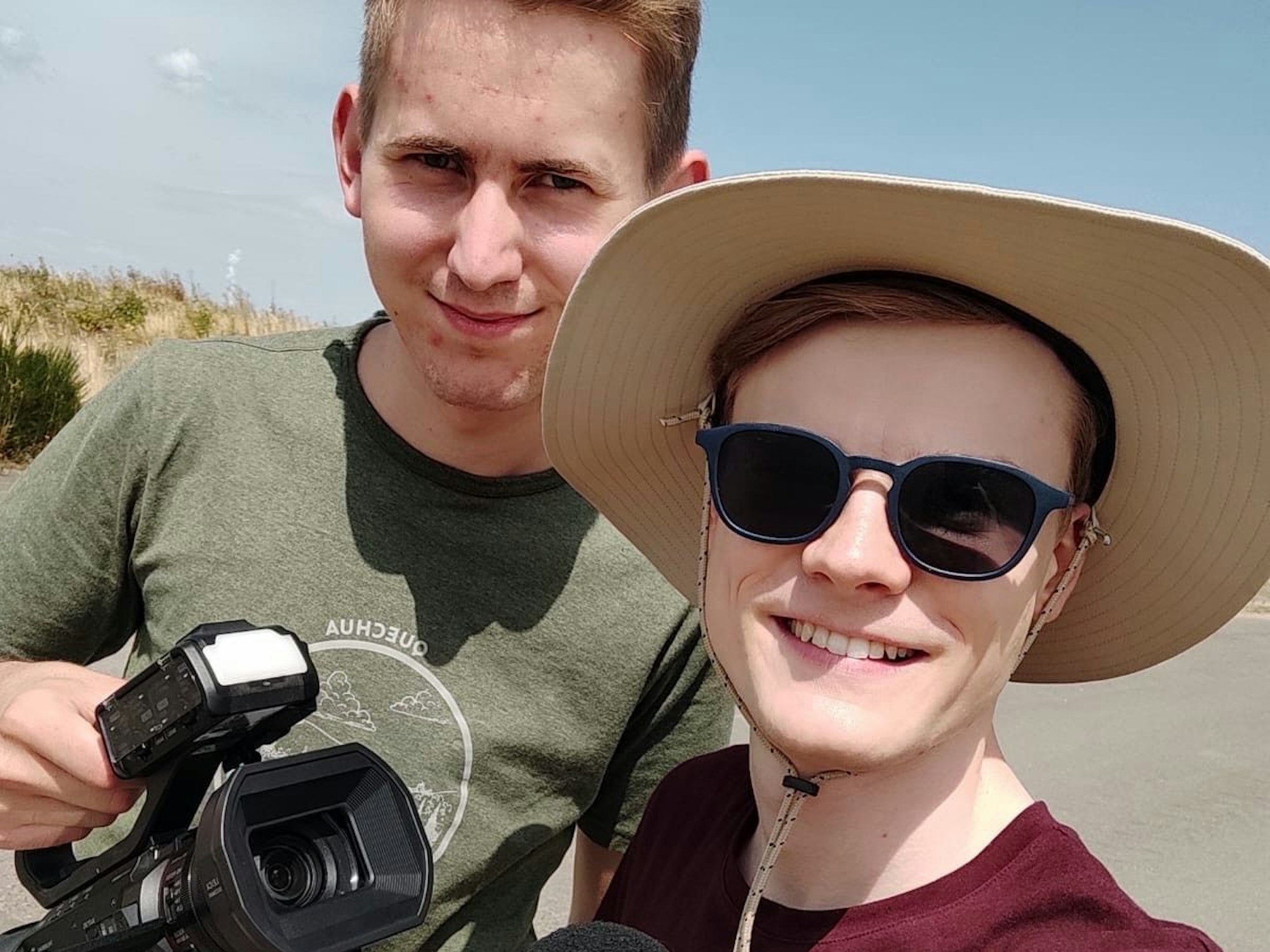 Das Foto zeigt Paul Rasch und Lukas Hässner mit einer Kamera.