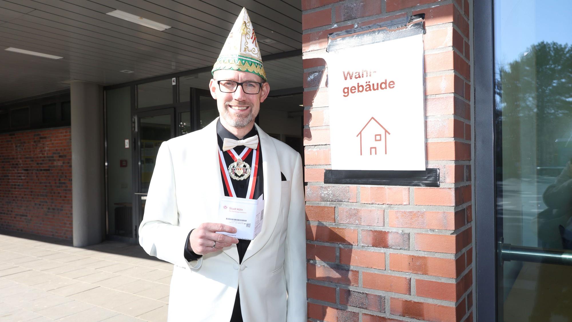 Wahlsonntag an der Montessori Grundschule in Bickendorf zur Bundestagswahl 2025: Daniel Drechsler von der KG Fidele Kaufleute geht im Ornat wählen.